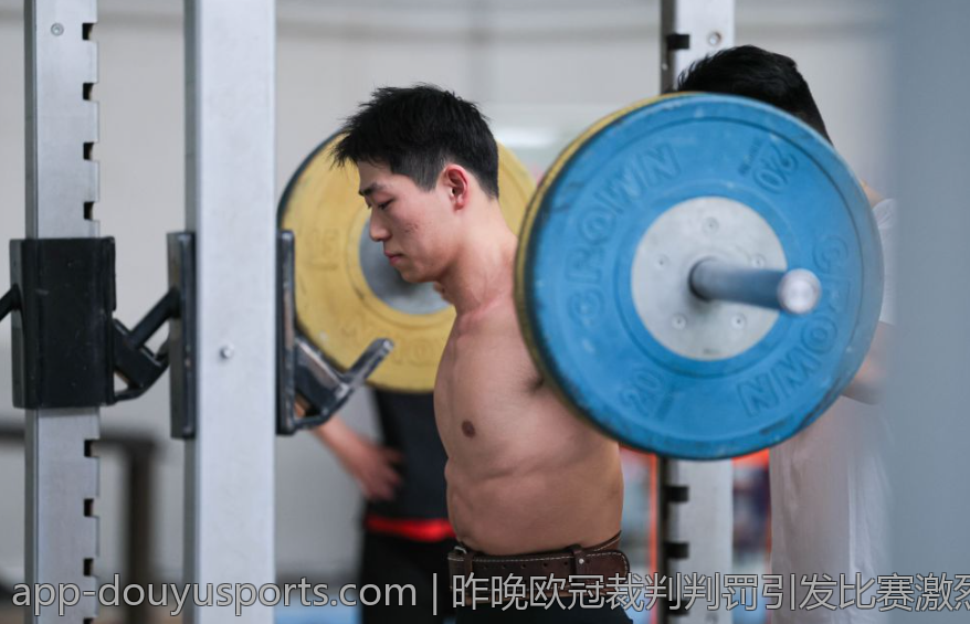 昨晚欧冠裁判判罚引发比赛激烈争议剧情